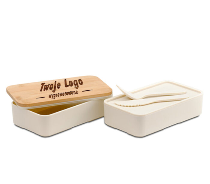 Lunch box z wieczkiem bambusowym zamykany taśmą elastyczną. Posiada dwa pojemniki o pojemności 700 ml każdy. Wyposażony w widelec i nóż.