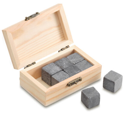 Osiem kamieni w drewnianym pudełku. To idealne rozwiązanie by schłodzić napój bez jego rozcieńczania. Kamienie nie wpływają na smak ani zapach napoju.