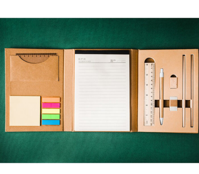 Ekologiczny zestaw biurkowy w oprawie z kartonu zamykany taśmą. W skład zestawu wchodzi 40- stronicowy notatnik w linie, linijka, długopis, gumka do mazania, temperówka, 2 ołówki, karteczki samoprzylepne i flagi samoprzylepne w 5 kolorach.